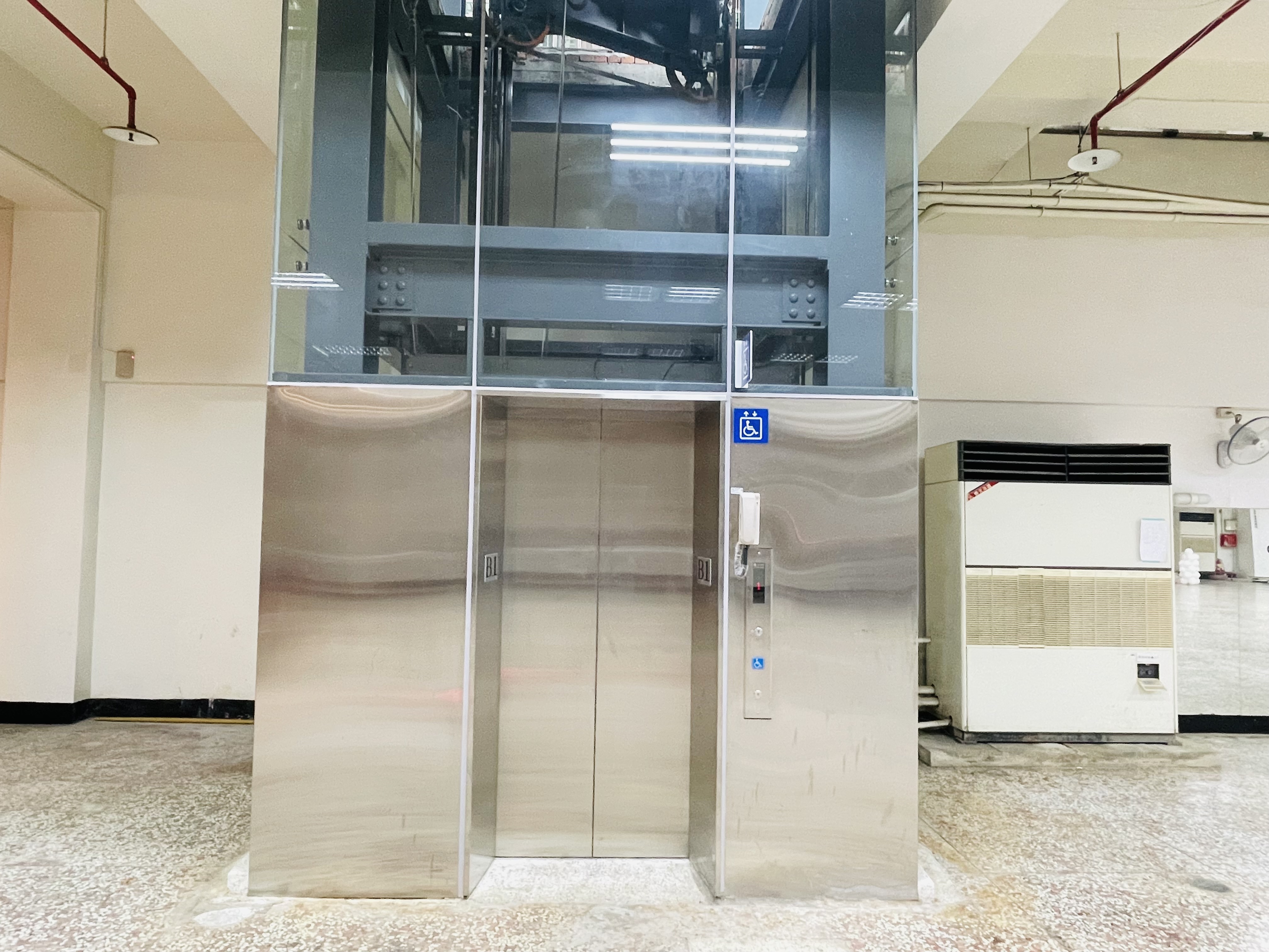 新設電梯落成，帶給行動不便者與高齡長輩進出使用的方便性。