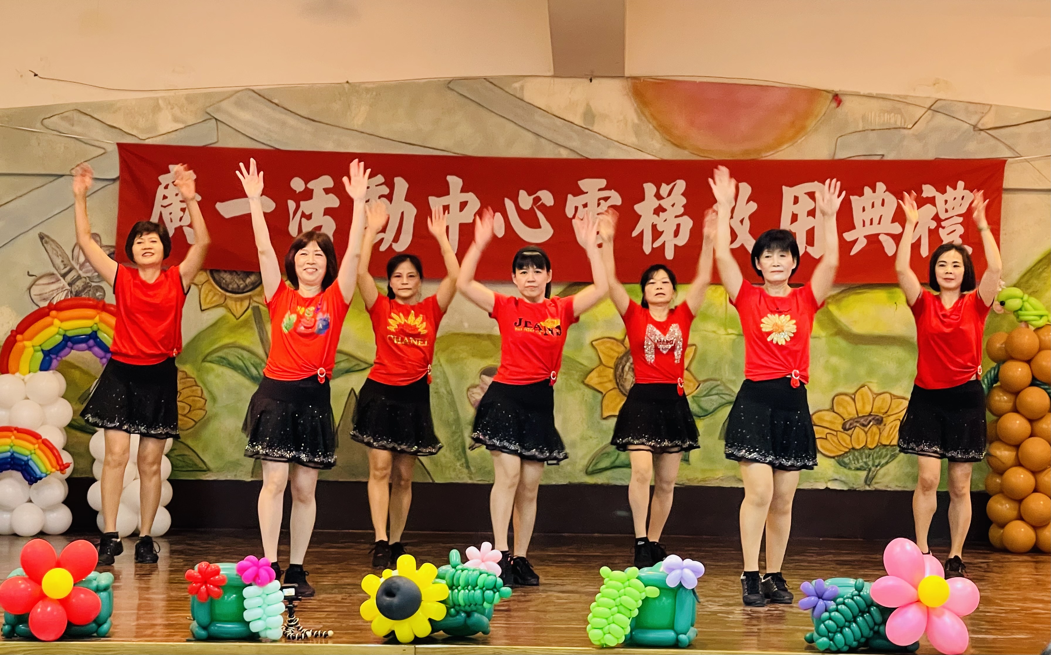 廣一電梯啟用儀式，現場在溪美里志工舞蹈團的熱歌勁舞下熱鬧開放給市民使用。