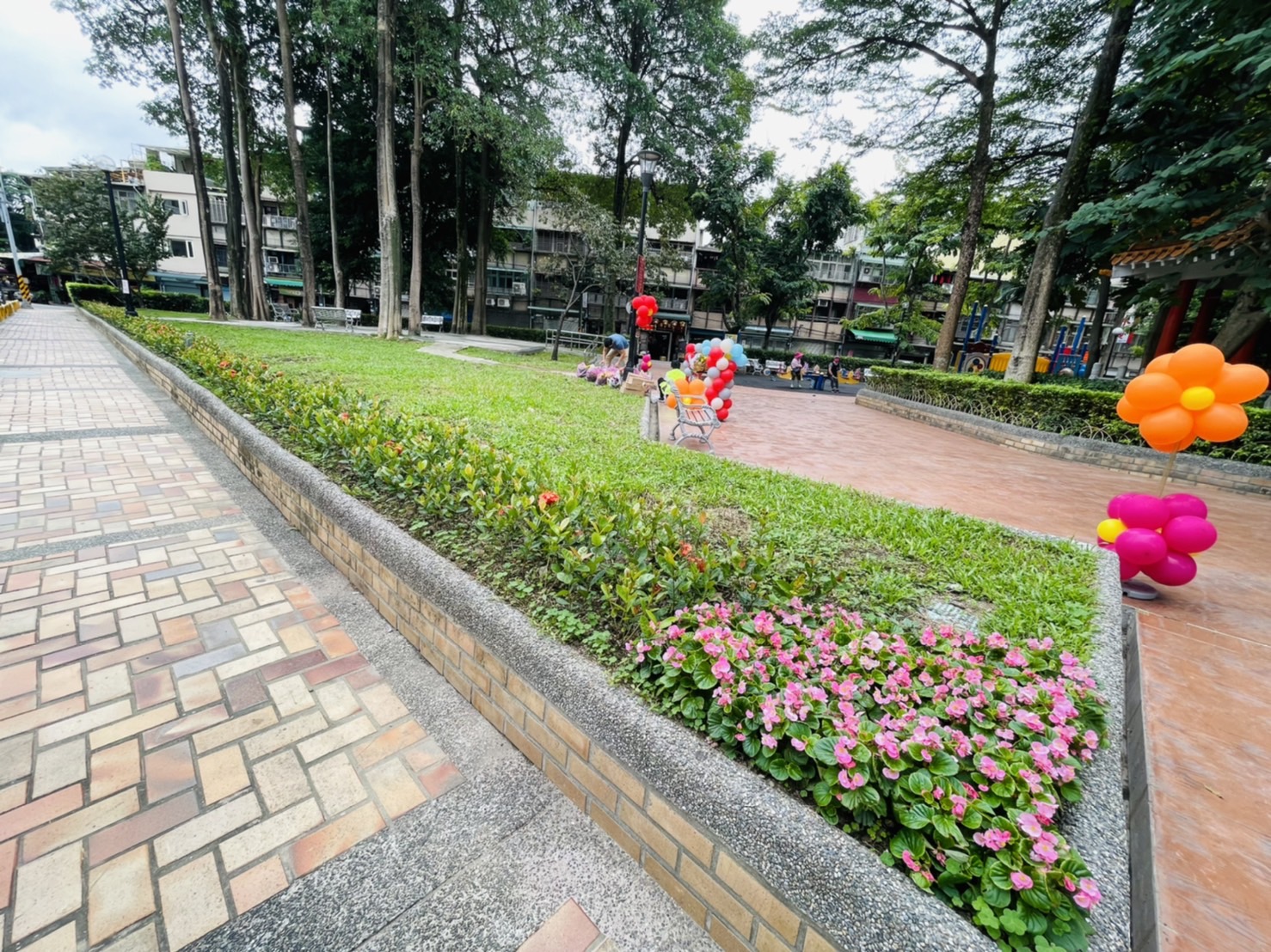 新增四季花台，花團錦簇樂悠閒，歡迎市民朋友多加利用。
