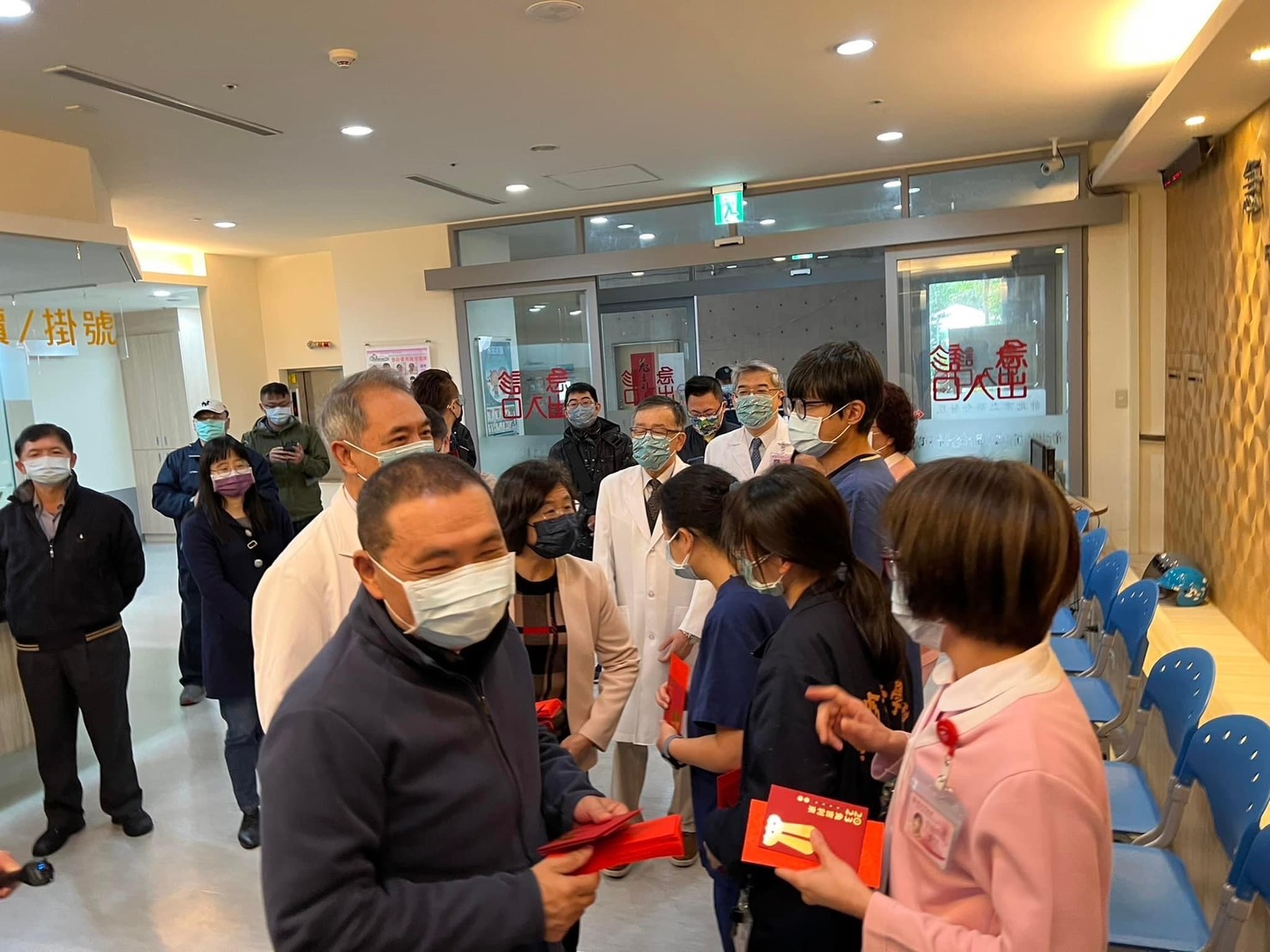 除夕慰勞新北醫護人員，市長致贈紅包及福袋，感恩辛苦守護國人健康。