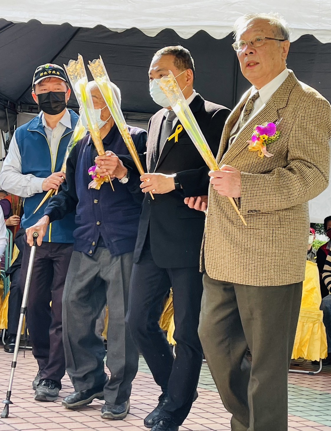 侯市長偕同受難者及家屬在紀念碑前獻花，以示哀悼。