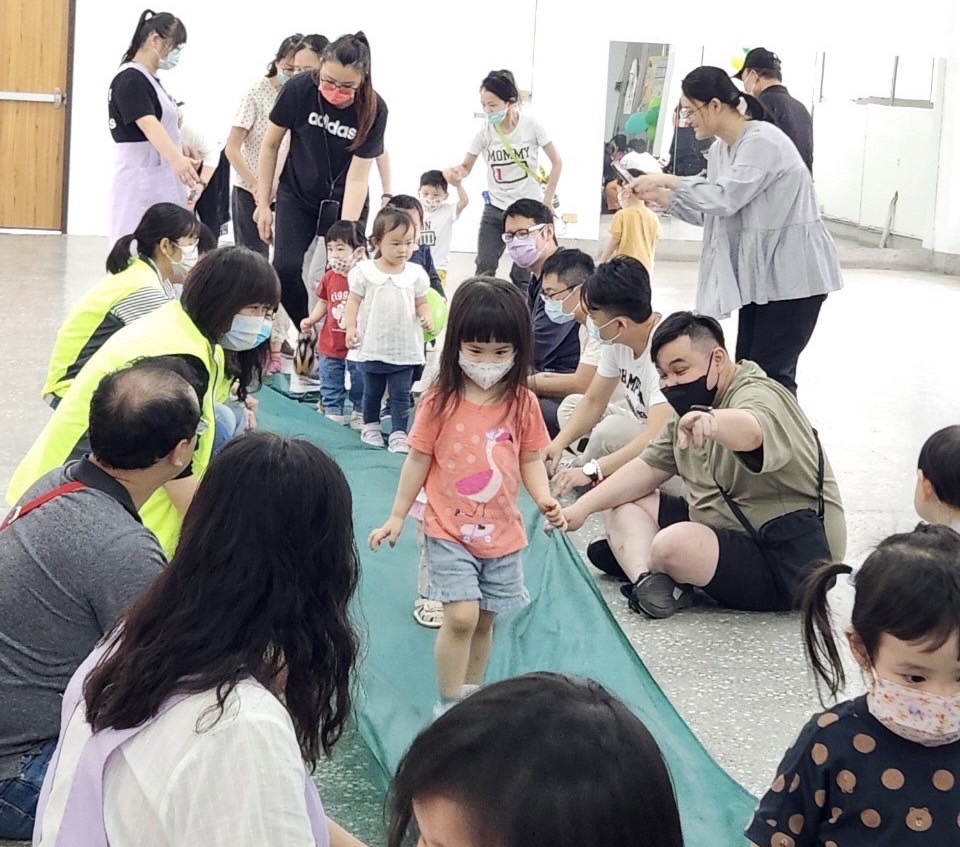 講座內容以幼兒親子體能、律動為主題，增強親子間的感情。