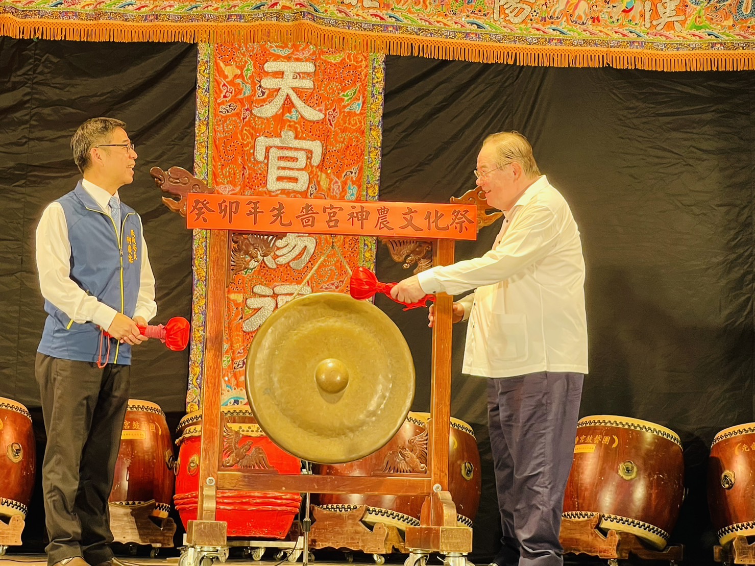 由先嗇宮李乾龍董事長、民政局長柯慶忠共同為112年「神農文化祭」揭開序幕。