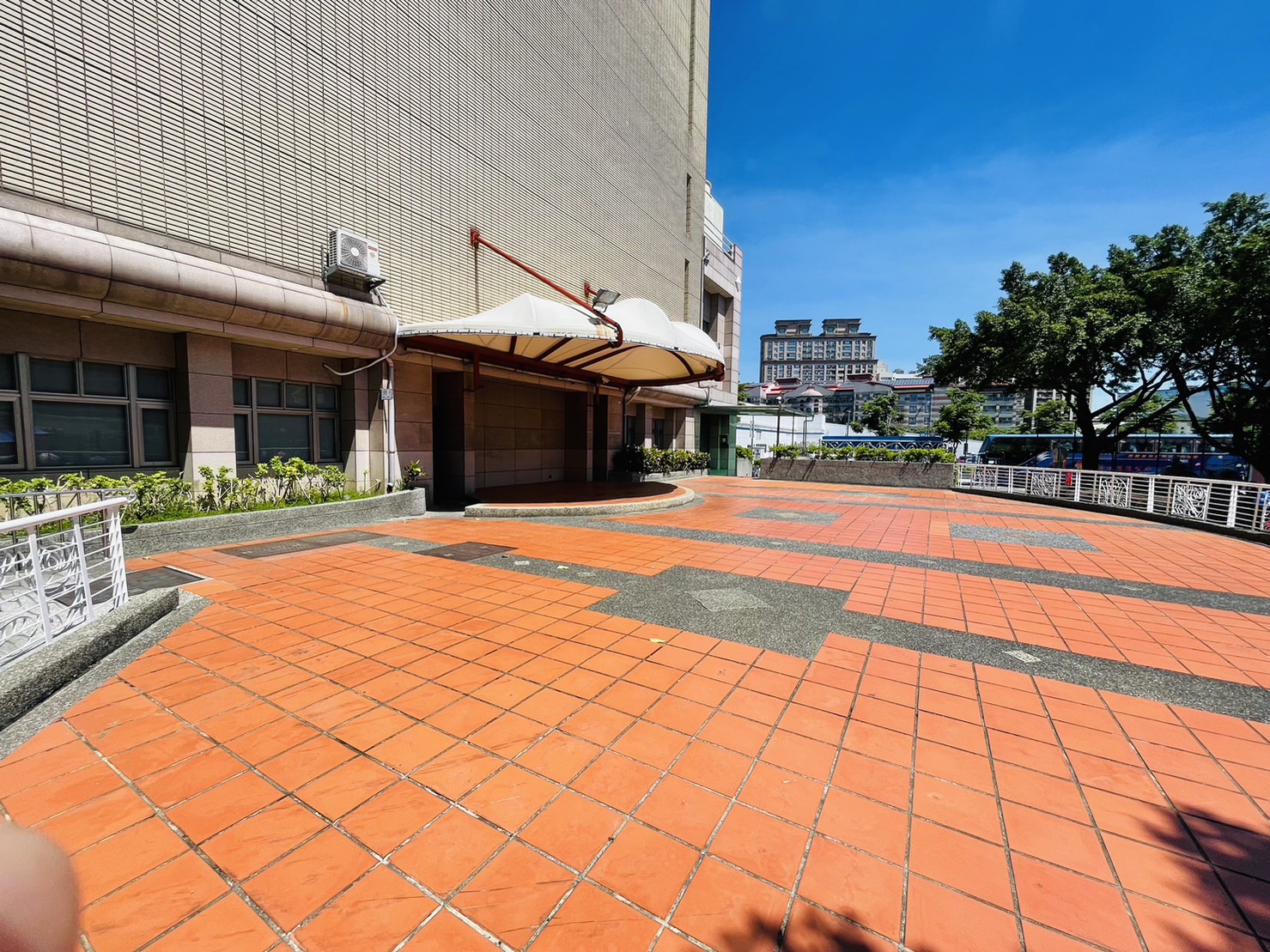 重新整建溫室空間及外圍廣場，提供更舒適無礙環境。