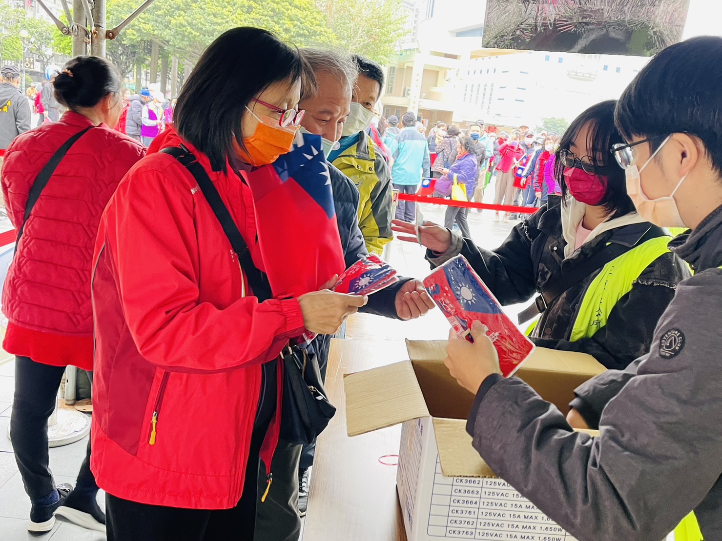 公所也準備限量國旗周邊小物，有小國旗、收納包贈送給參與民眾，為新的一年注入活力。