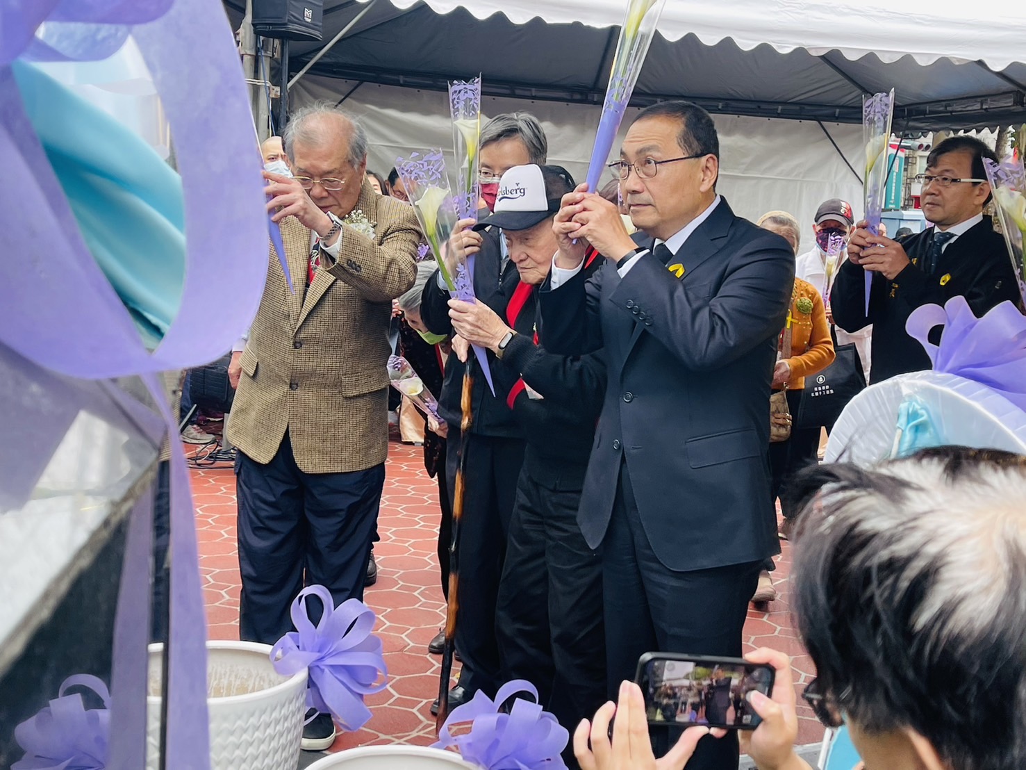 侯市長陪同受難家屬向228亡者獻花，表達追思、悼念與敬意。