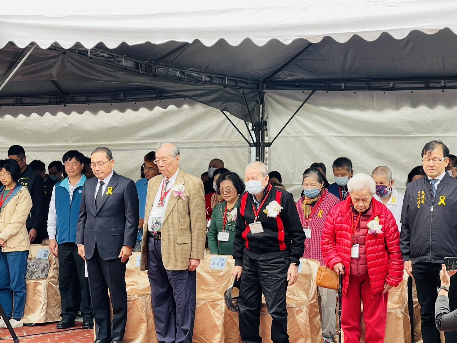 侯市長與受難者代表及家屬進行默哀追思.jpg