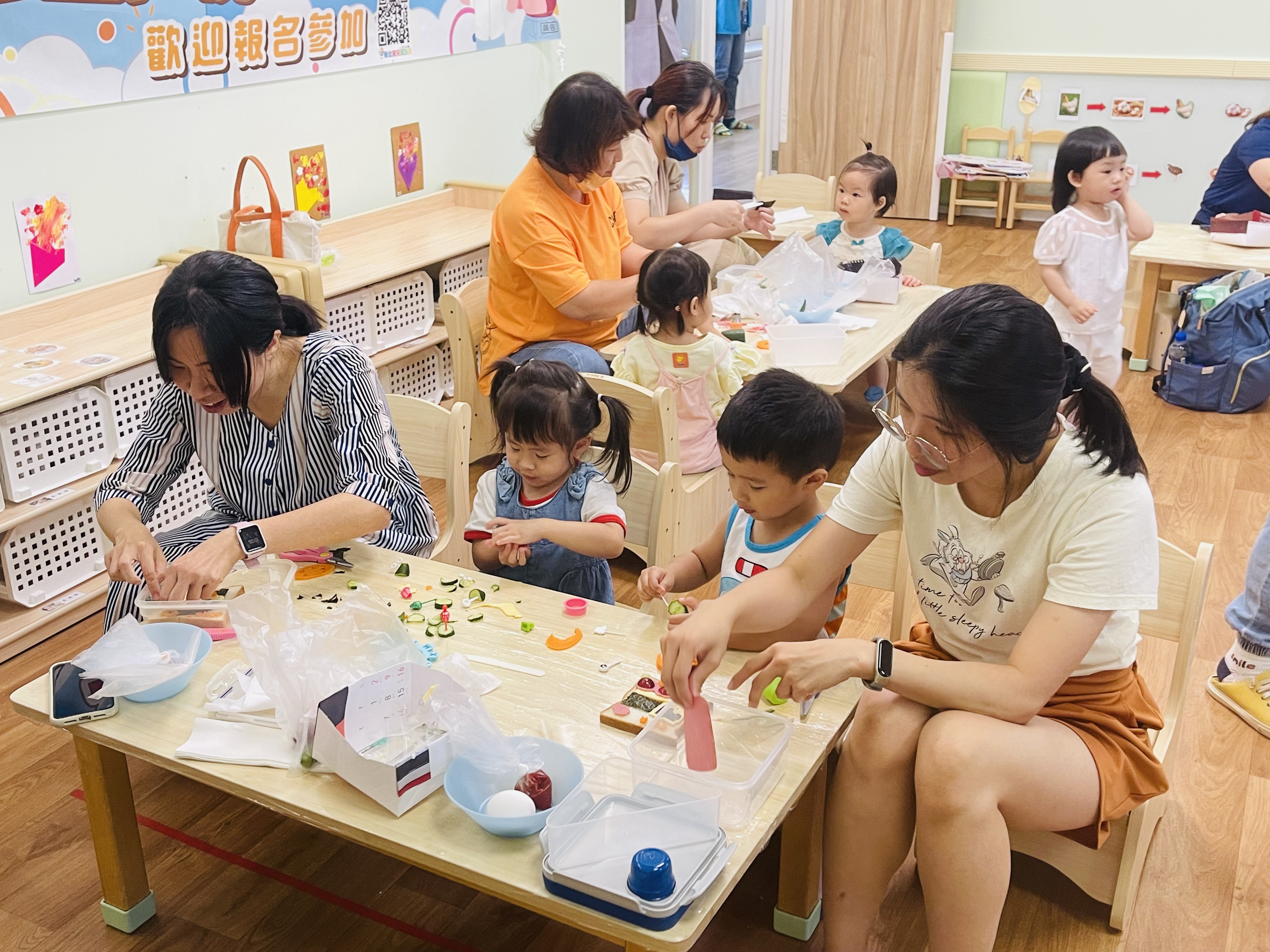 此次講座內容以親子手作吐司為主題，增進親子間良好互動。
