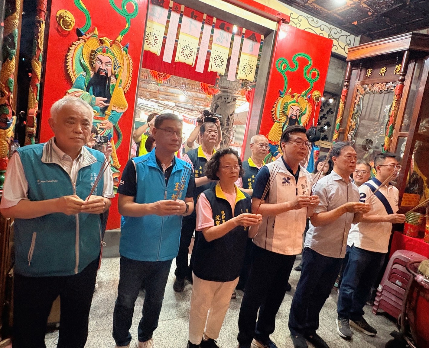 新北市副市長劉和然(右三)今(9)日至三重清海宮參拜，恭祝蘇府王爺聖誕千秋.