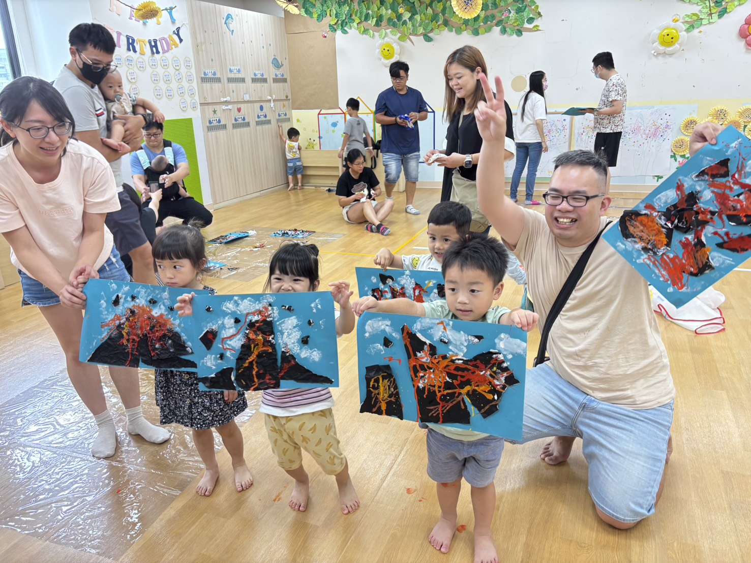 講座內容透過繽紛色彩與創意拼貼，激發孩子感官體驗與想像力.