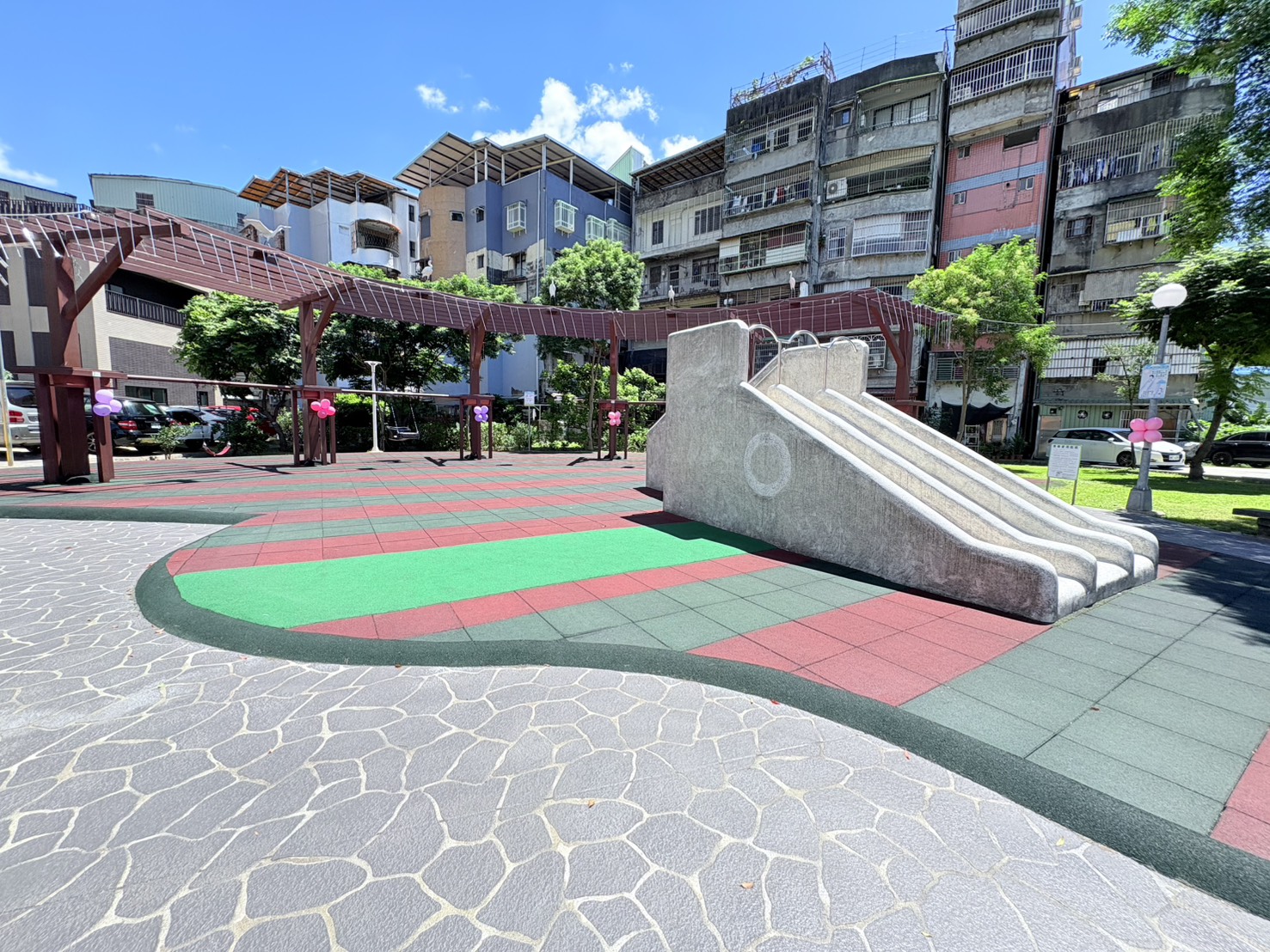 除更新公園地坪外，遊戲場地墊也一併換新，提供給小朋友安全的使用環境.