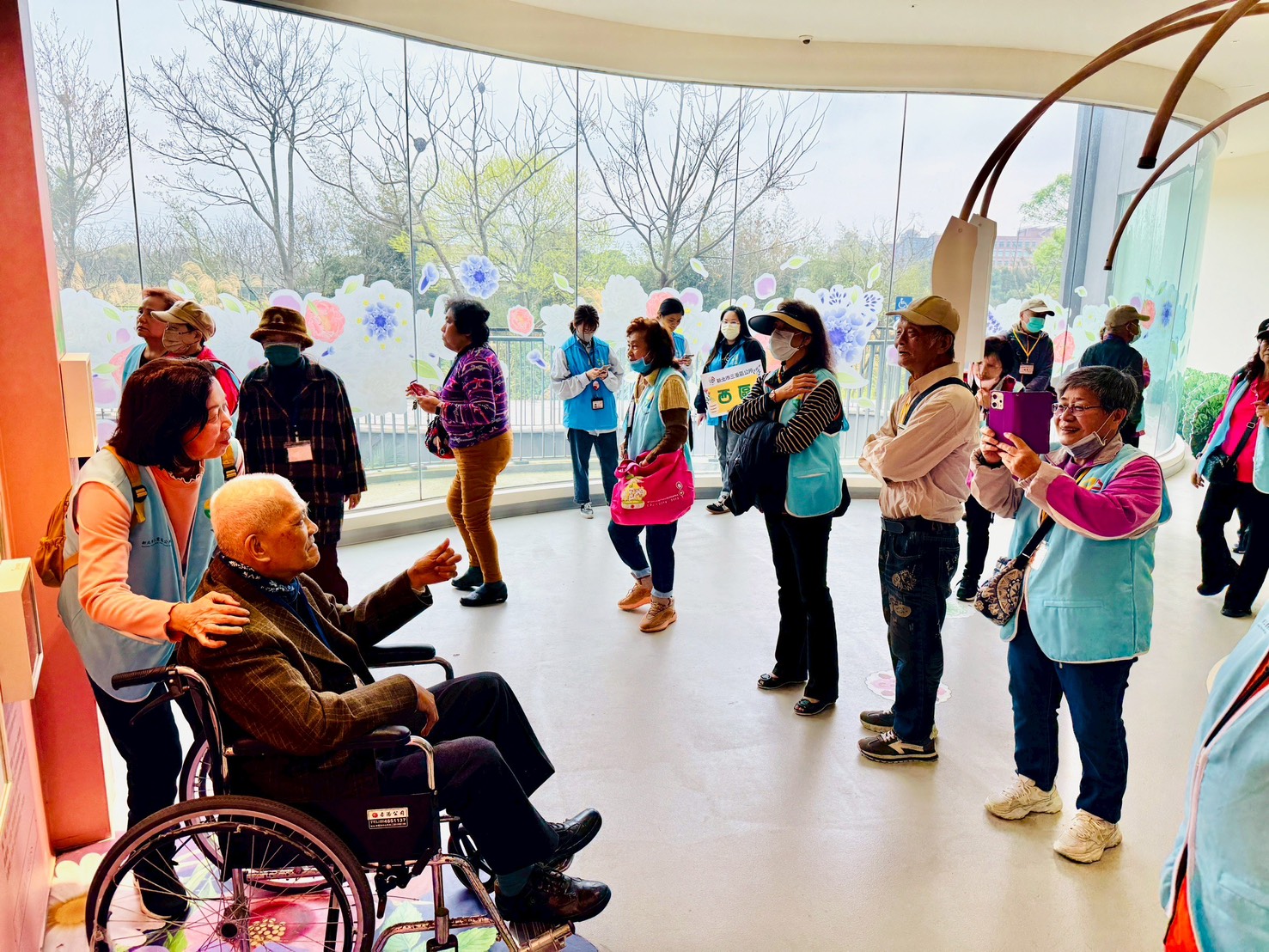 慈暉志工一對一的悉心陪伴長輩，體驗客家文化.