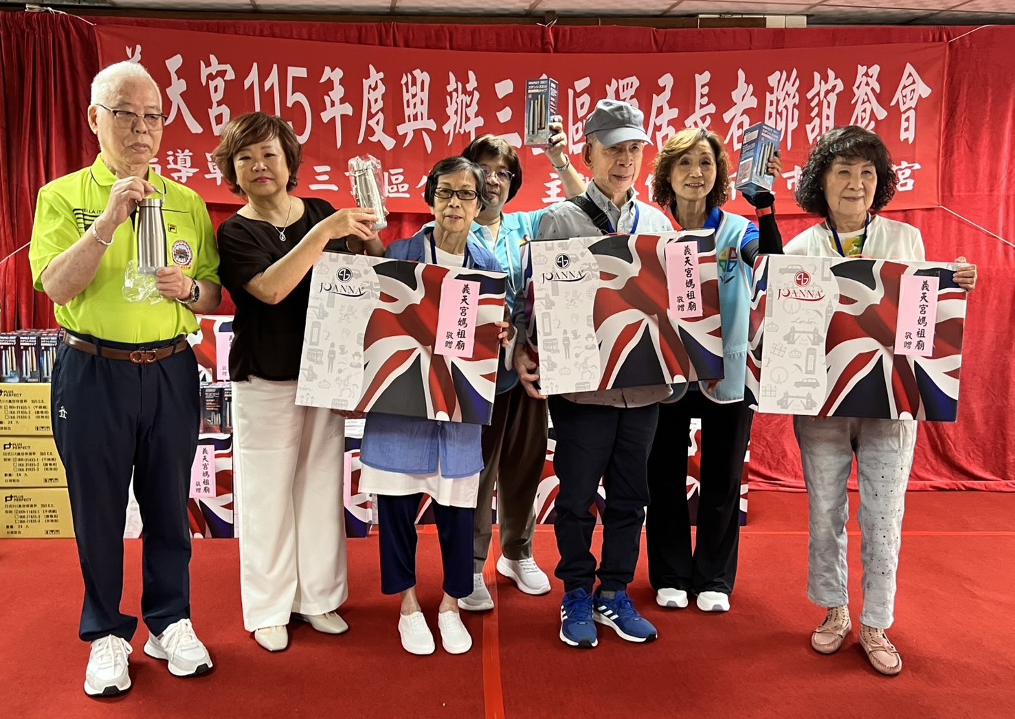 前常務監察委員陳進生致贈毛毯予現場長者，另也準備保溫瓶送給現場志工人員，與長輩一同歡慶重陽節.jpg