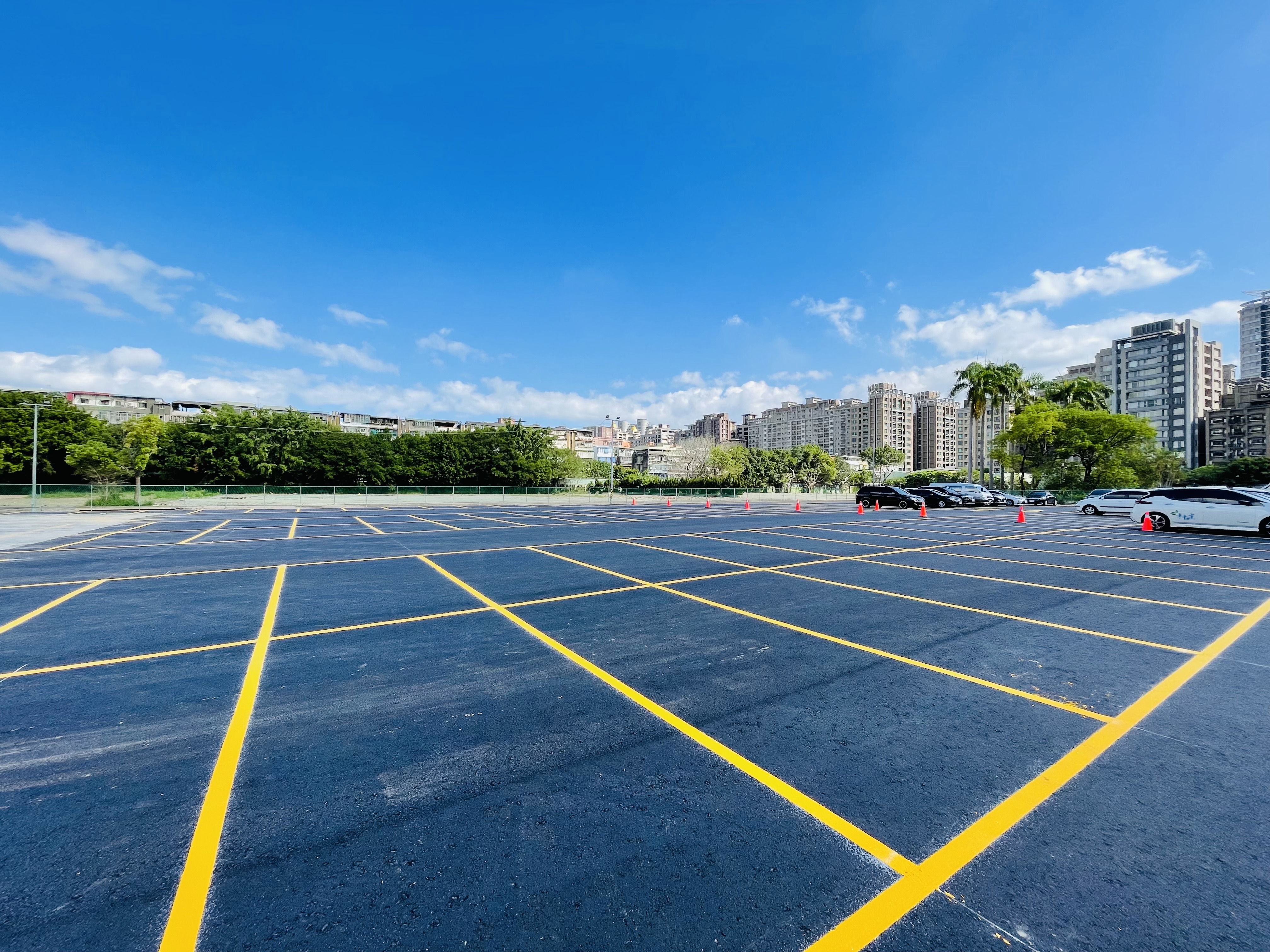 銀新未來城 「碧華國中舊校舍闢設平面停車場」啟用，提供216汽車格。