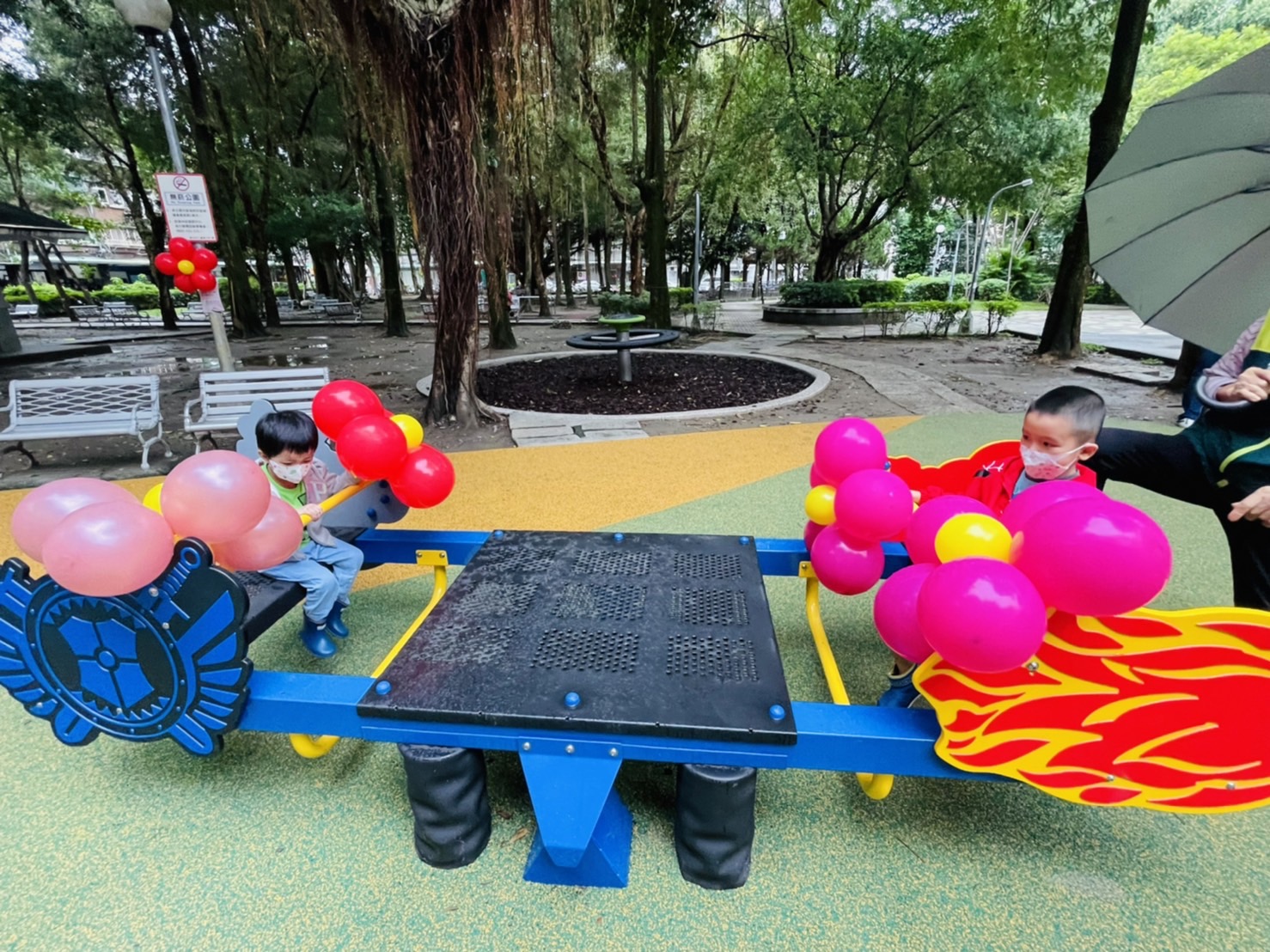 三重區六張公園新設一座兒童設施遊具組，其中龍騎士造型的共融翹翹板創意吸睛.