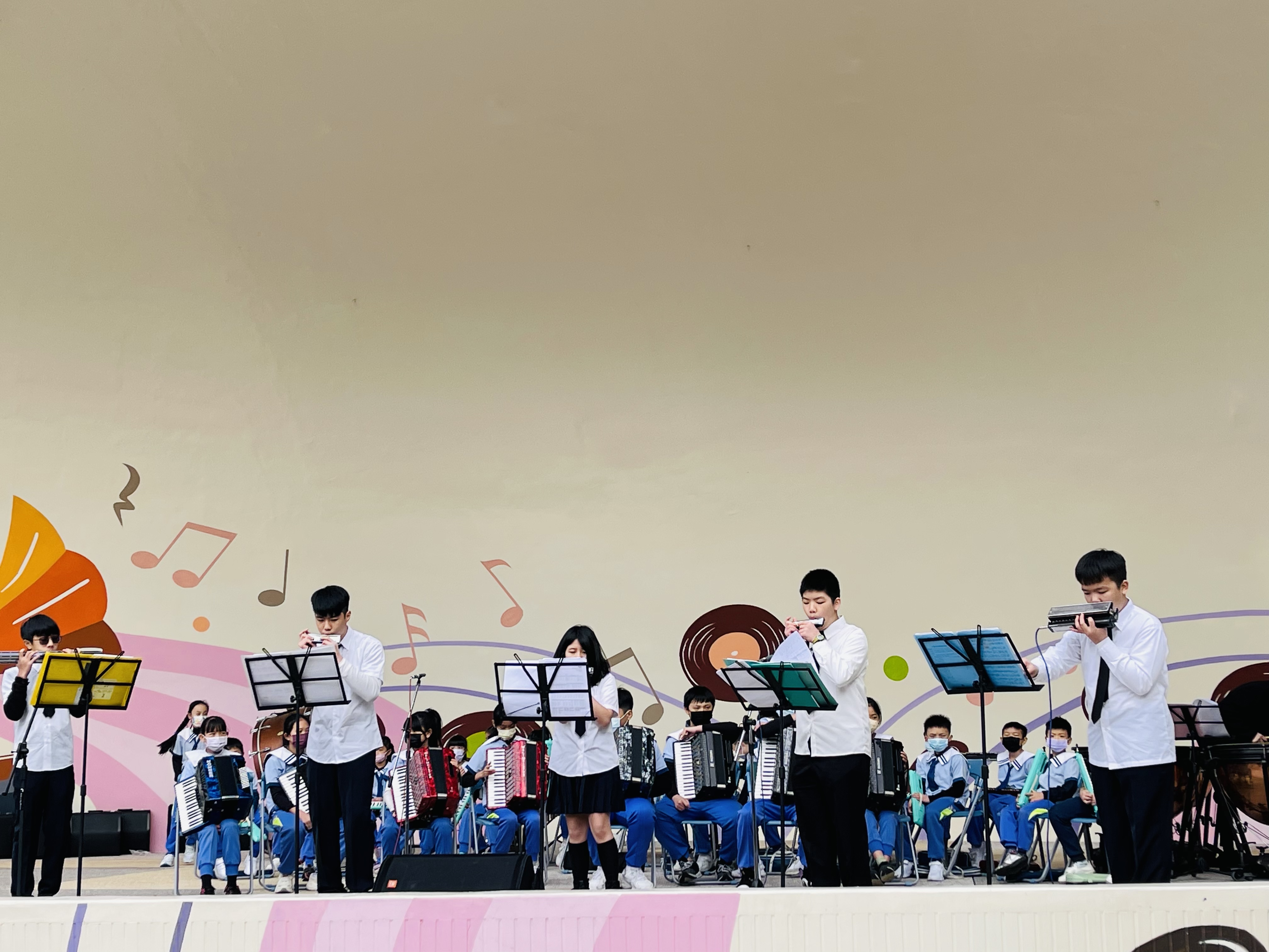 活動也邀請重陽國小口琴音樂班，精采演奏耶誕曲目。