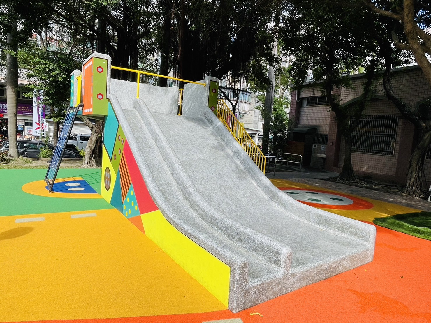 改造後的溜滑梯，外型因增加軟質的色彩彈性地墊比以前更酷炫.