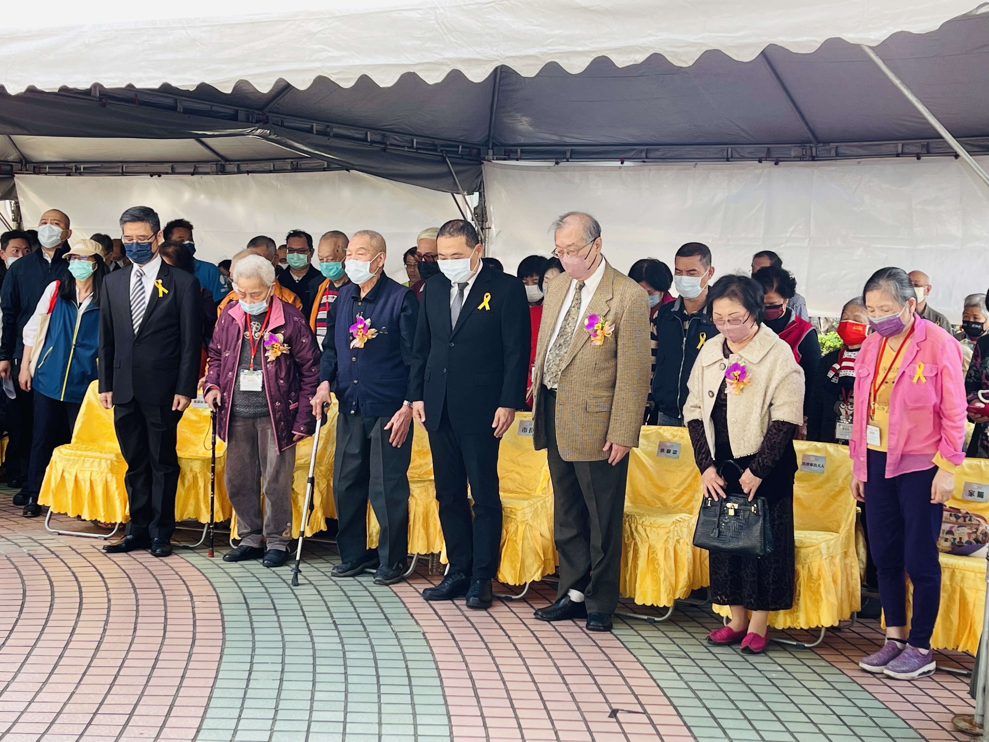 二二八事件76週年紀念儀式，侯市長與全體與會者默哀致意.