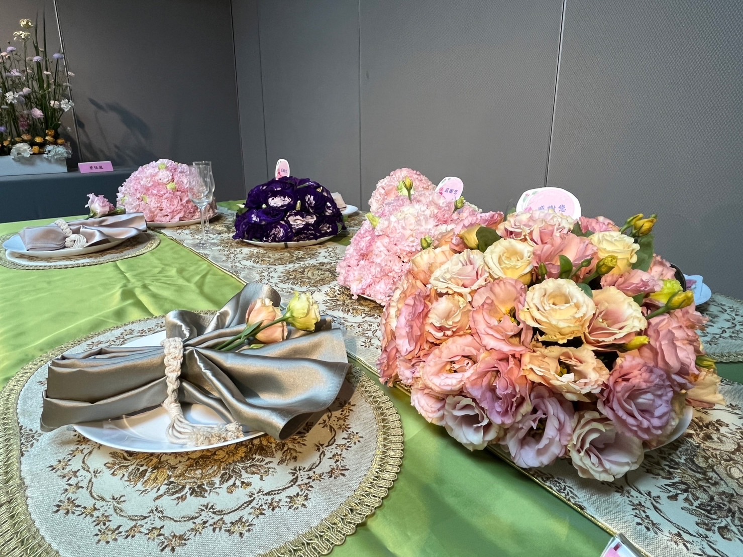現場擺設繽紛餐桌花藝設計，讓平日的餐桌樣貌昇華更為藝術化。