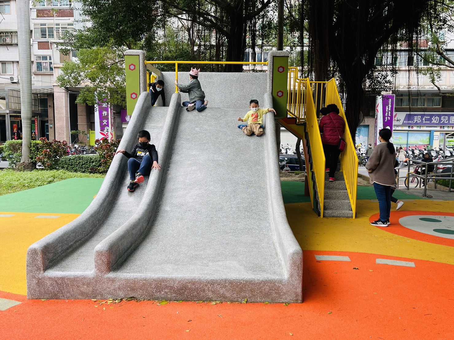 改造後的磨石子溜滑梯，檢驗通過後，甫一開放就讓小朋友迫不及待試身手。