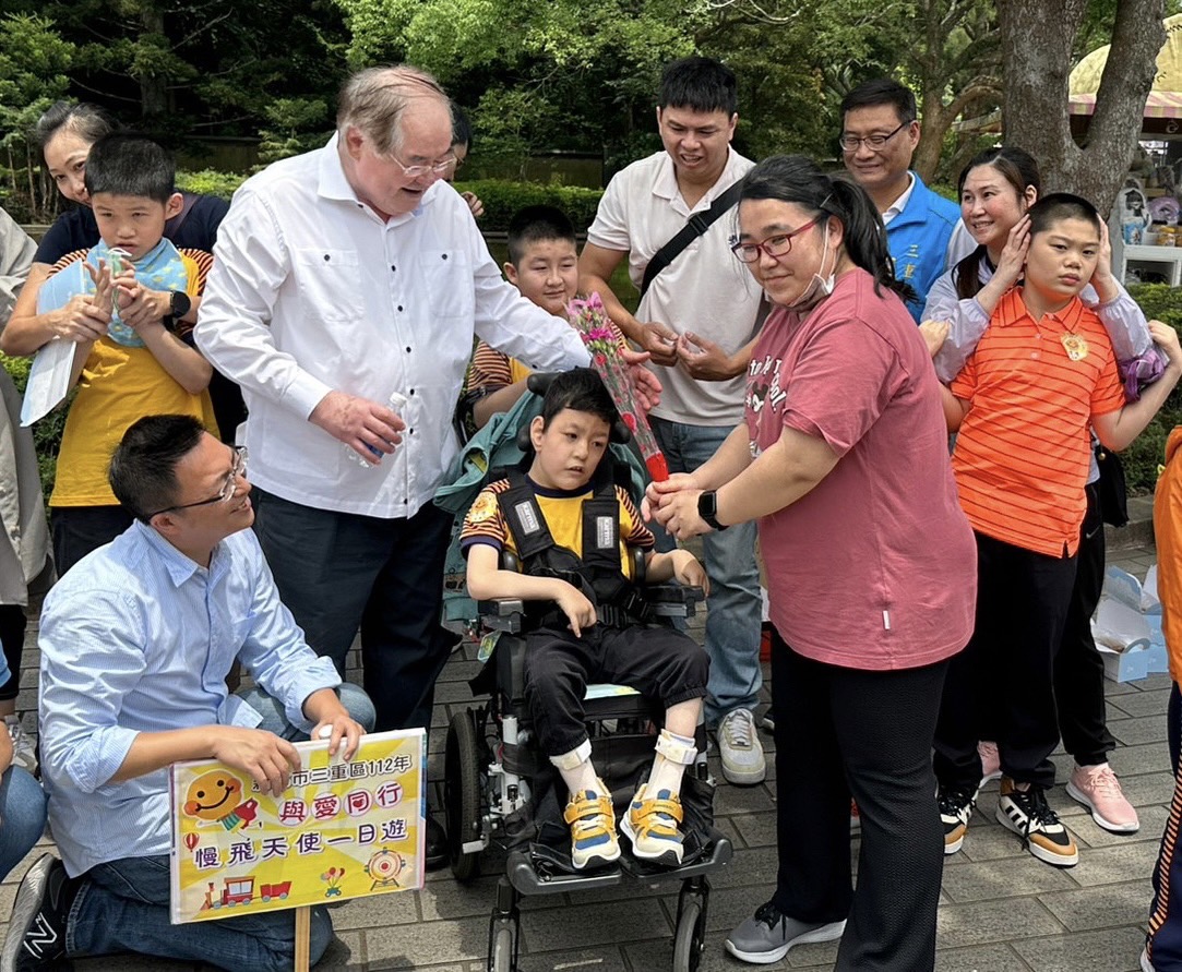 同遊的身障學童及其陪伴的家長們，對於本次出遊都相當開心.