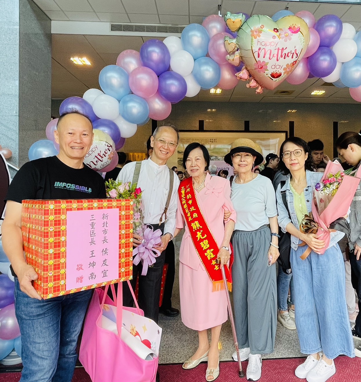 最年長之模範母親為90歲熊尤碧霞女士(左三)。