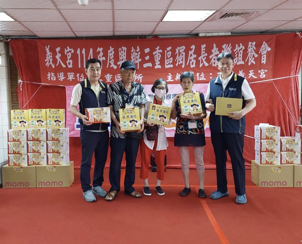 全聯有線電視公司總經理龔邦泰(右一)也準備營養物資禮盒，讓長輩們提前感受重陽佳節的溫馨氣氛。