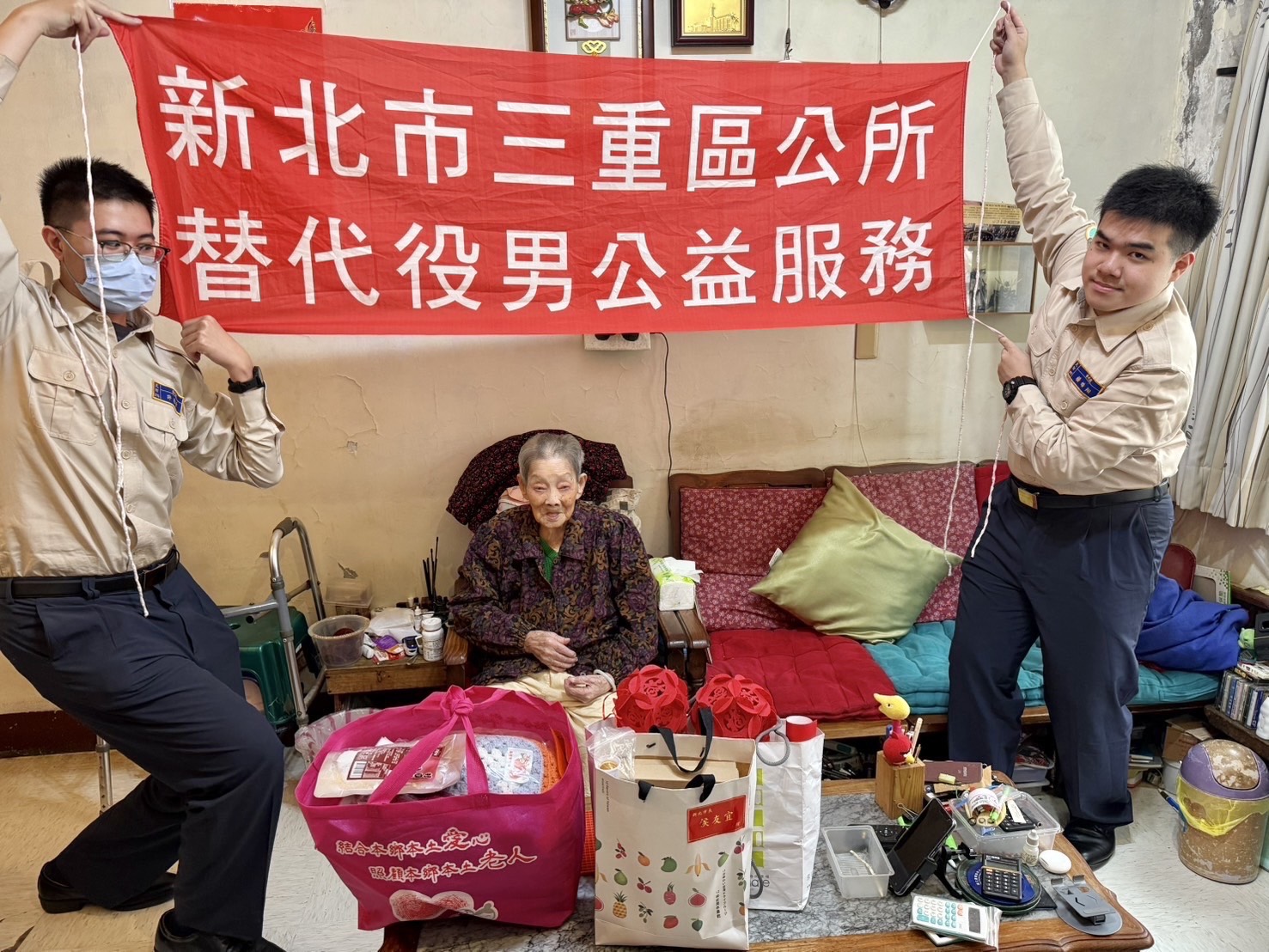 替代役男協助華山基金會分送愛心年菜.