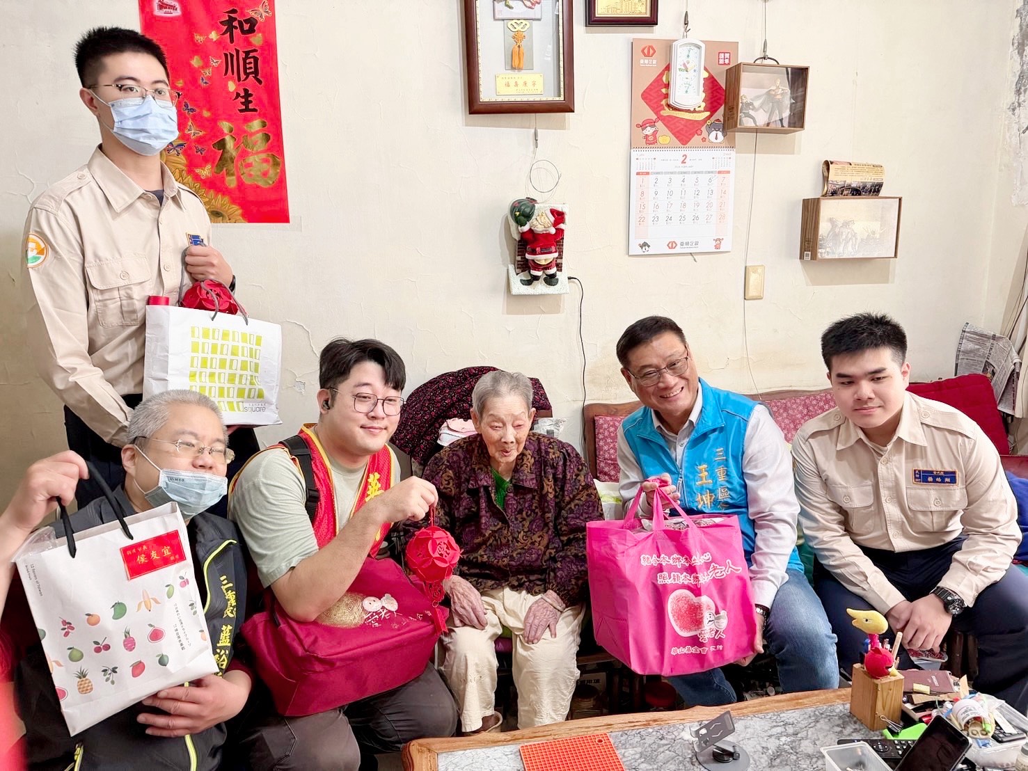 華山基金會及三重區公所於歲末辦理「愛老人 愛團圓」公益行動，關懷三重區獨居長者。