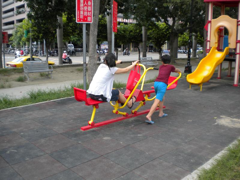 民眾使用運動器材