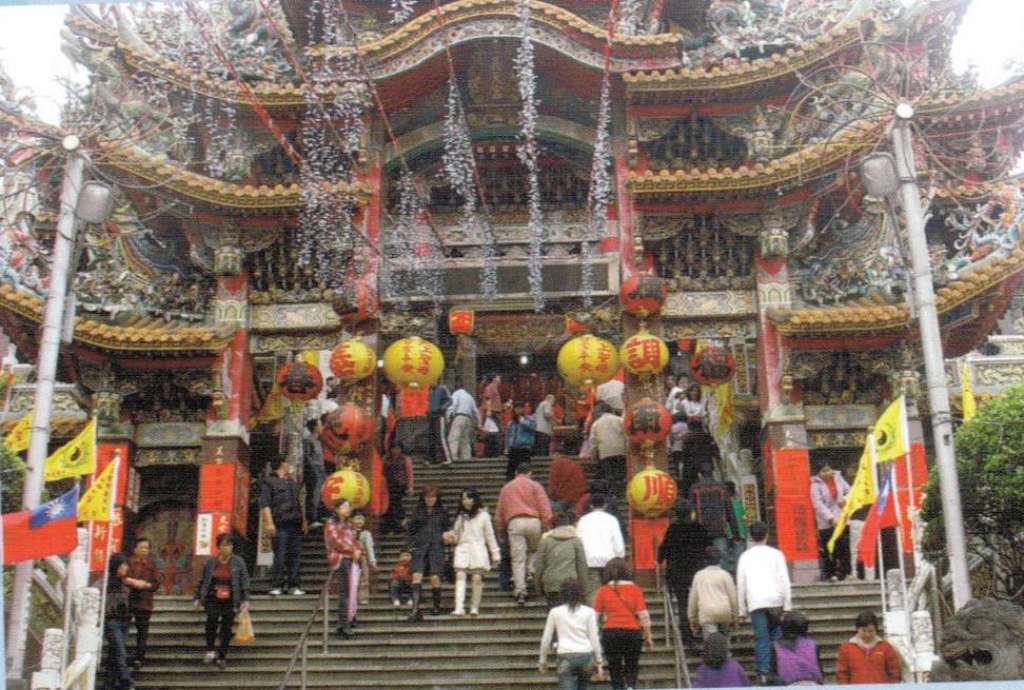 新春期間義天宮台階信徒拾階向媽祖拜年