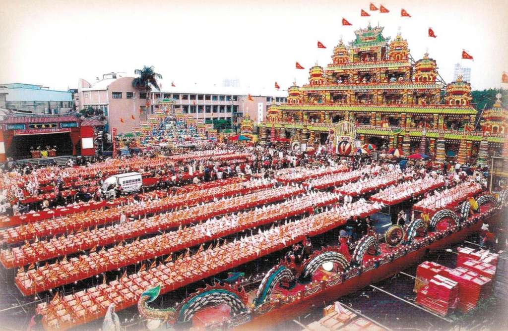 古代人很重視祭祀,圖為先嗇宮會場三清外壇普度盛況